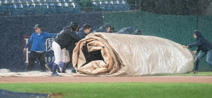 新莊球場雨太大　中信、富邦改天再戰